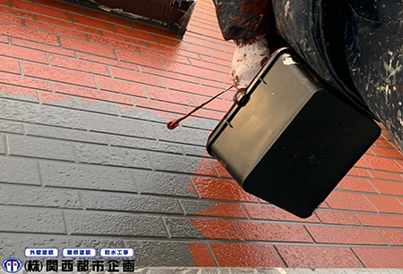 外壁塗装・屋根塗装の作業中。丁寧に仕事をしています。